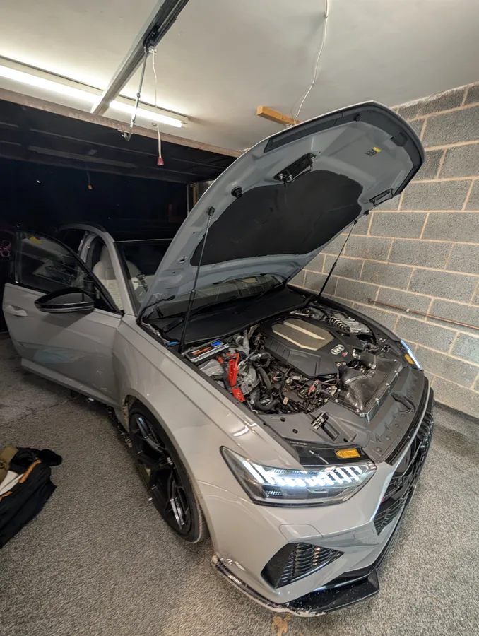 RS6 C8 engine bay